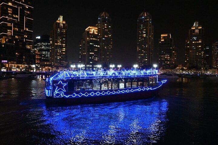 Dubaï : croisière en boutre dans la marina avec dîner et transfert depuis et vers l'aéroport