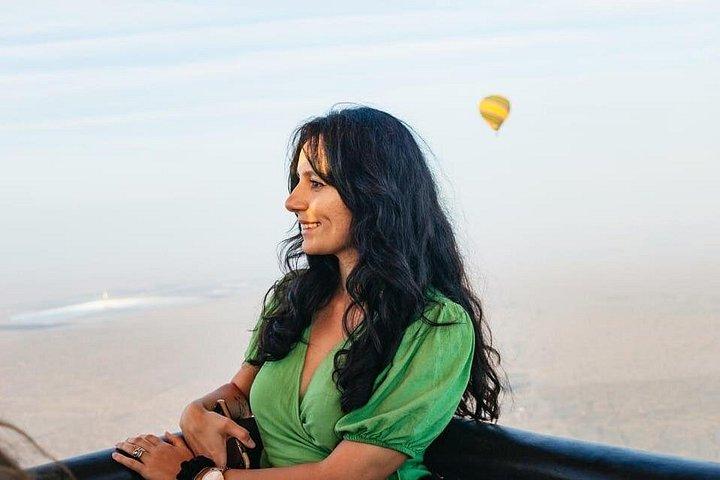 Expérience de montgolfière dans le désert de Dubaï au lever du soleil
