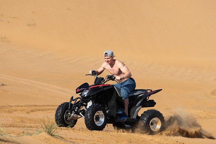 Safari dans le désert Quad et expérience de chameau avec un dîner barbecue