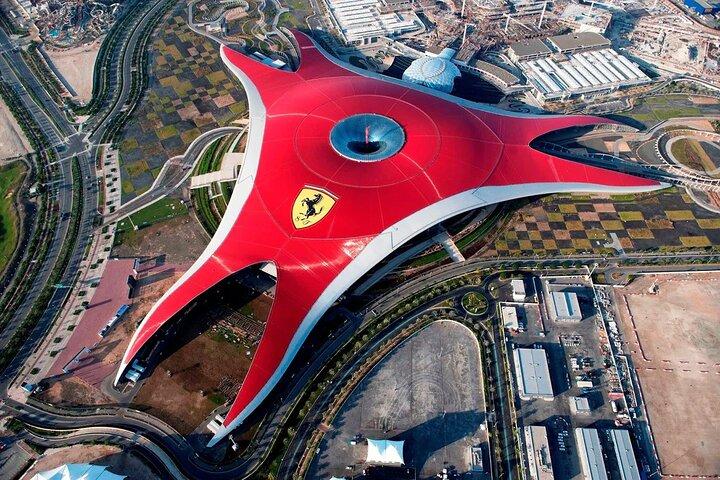Ferrari World Abu Dhabi avec voiture privée aller-retour et billets