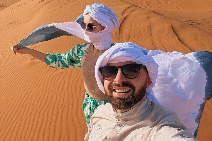 Safari privé dans le désert du matin à Abu Dhabi, chameaux et planche à sable