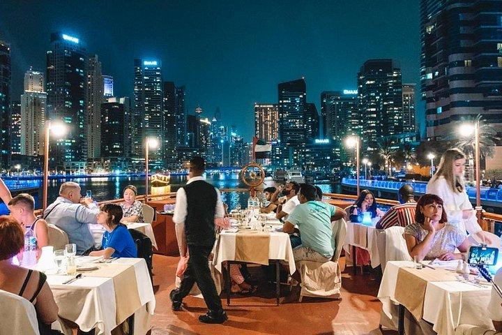 Croisière nocturne pittoresque à Dubaï avec dîner sur le Jack Sparrow