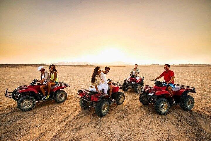 Safari dans le désert des dunes rouges du matin de Dubaï avec balade en quad et chameau