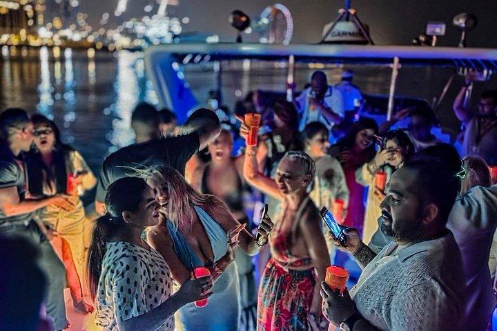 Dubaï Marina Three Hour Superyacht Party + transport facultatif