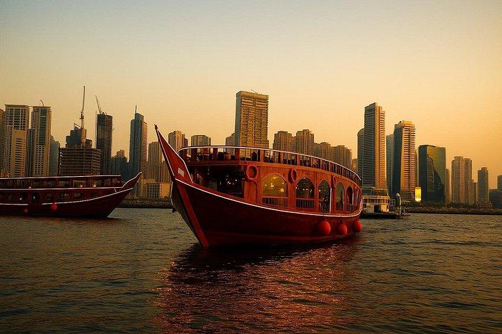 Dîner-croisière de luxe au port de plaisance de Dubaï avec buffet et spectacles