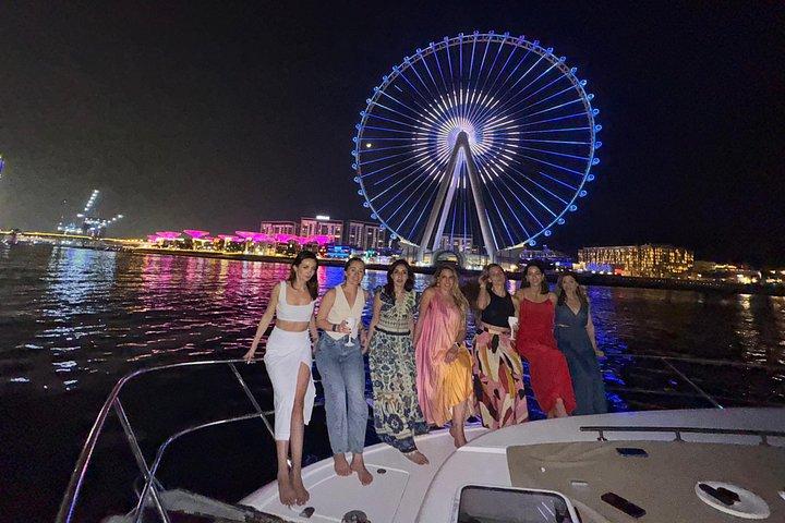 Dubaï Marina Night Sharing Cruise sur Majesty 50 - 1h Expérience