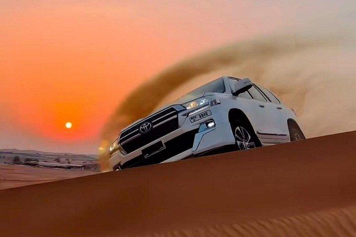 Safari dans le désert au coucher du soleil avec bain de dunes et balades en chameau