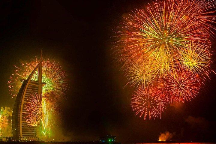 Vue sur les feux d'artifice du yacht de luxe et croisière barbecue