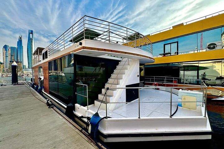 Marina : Bateau de luxe avec jet ski, boissons et musique