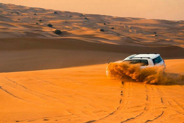 Desert Safari Adventure Camel Ride Sandboarding et dîner