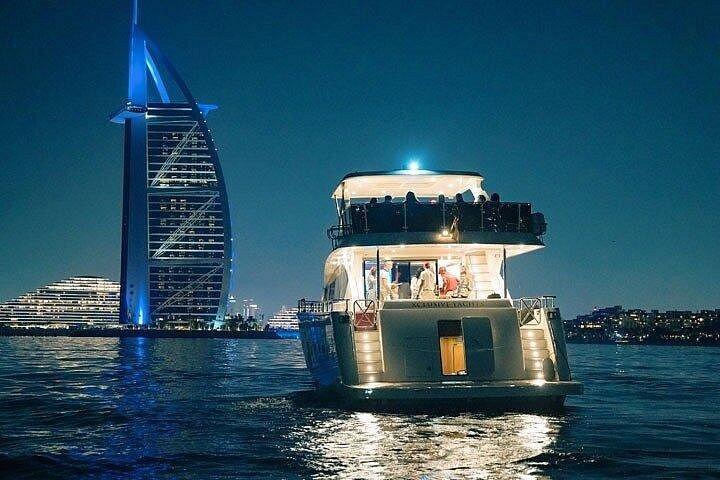 Marina de Dubaï Quatre heures Night Yacht Party + transport facultatif
