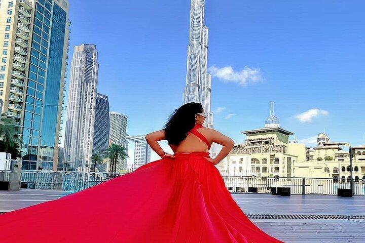 Tour de ville de Dubaï avec longue robe volante Photographie