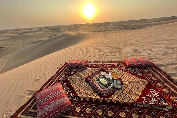 Coucher de soleil romantique privé dans le désert d'Abu Dhabi avec dune bashing