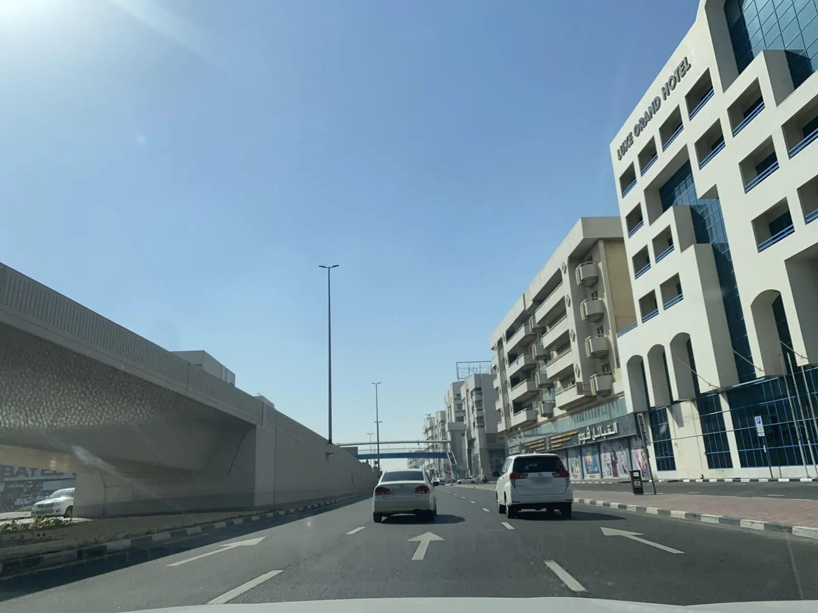 Vue depuis la rue, en direction de Abjad Grand Hotel (photo Mapillary)