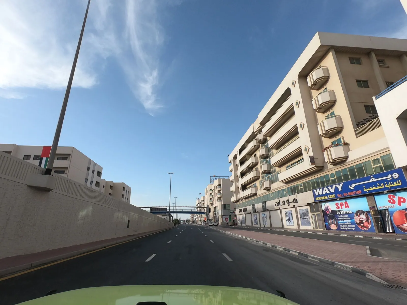 Vue depuis la rue, en direction de Abjad Grand Hotel (photo Mapillary)
