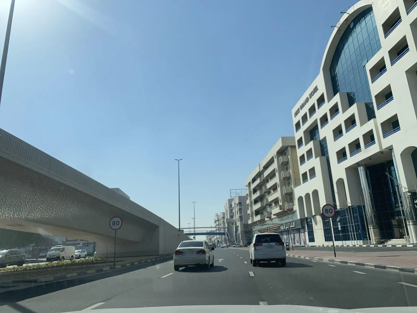 Vue depuis la rue, en direction de Abjad Grand Hotel (photo Mapillary)