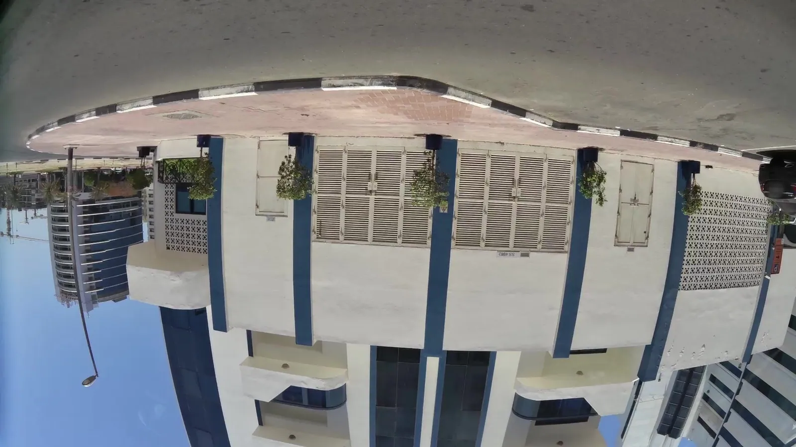 Vue depuis la rue, en direction de Al Jawhara Gardens Hotel (photo Mapillary)