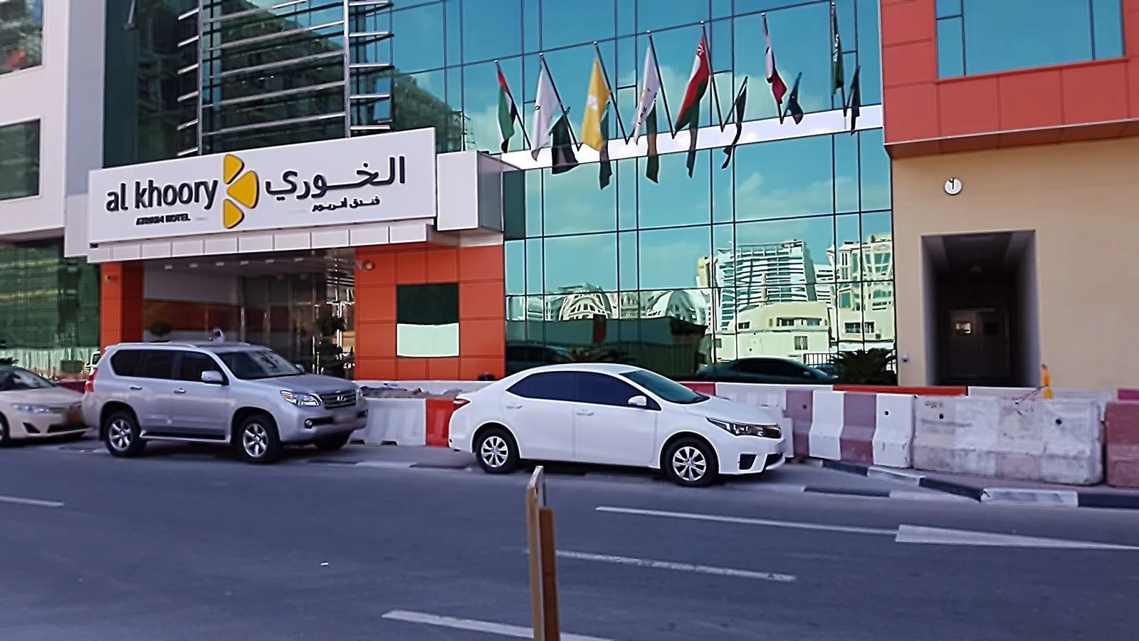 Vue depuis la rue, en direction de Al Khoory Atrium Hotel (photo Mapillary)