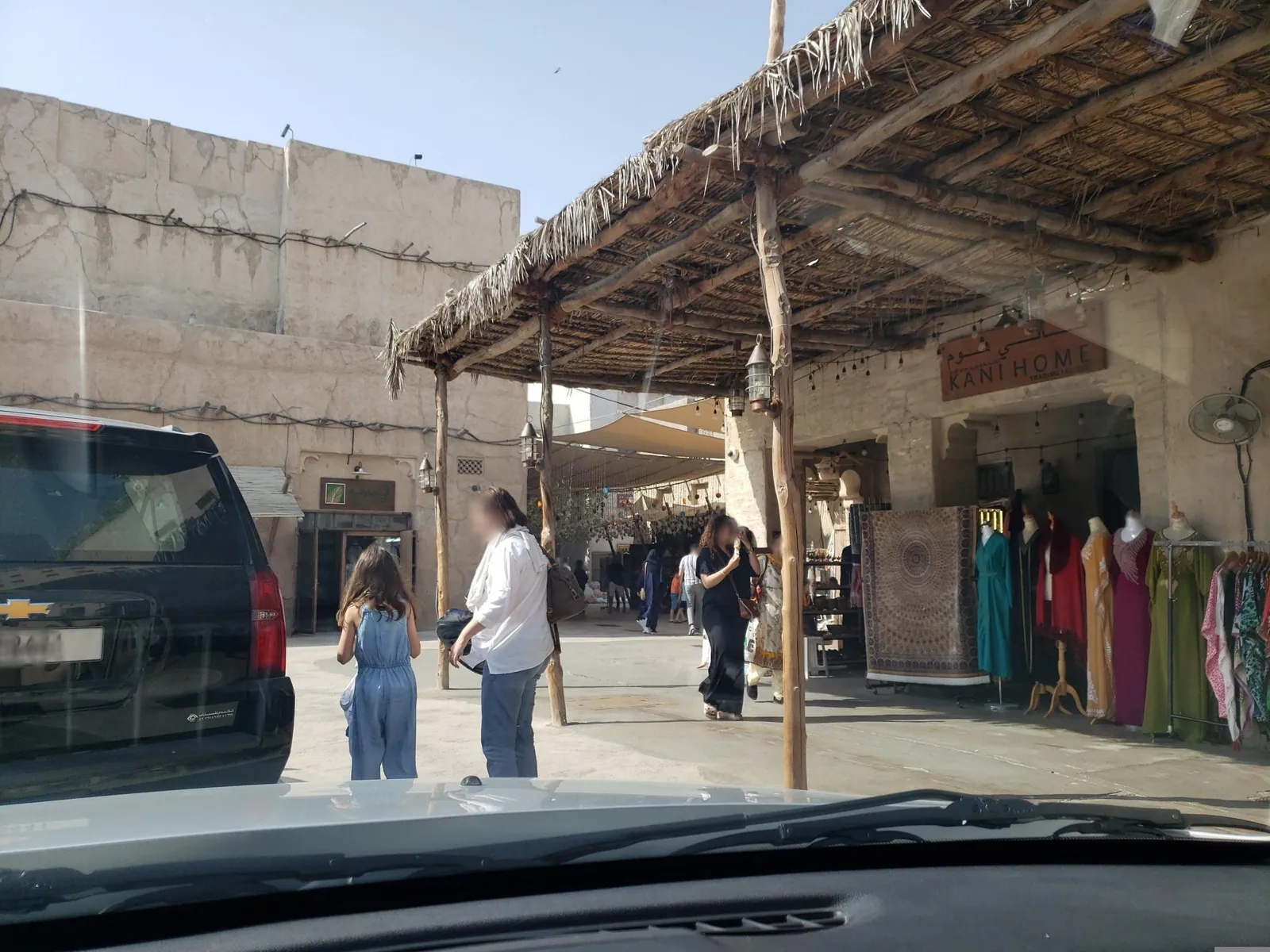 Vue depuis la rue, en direction de Al Seef Heritage Hotel Dubai, Curio Collection by Hilton (photo Mapillary)