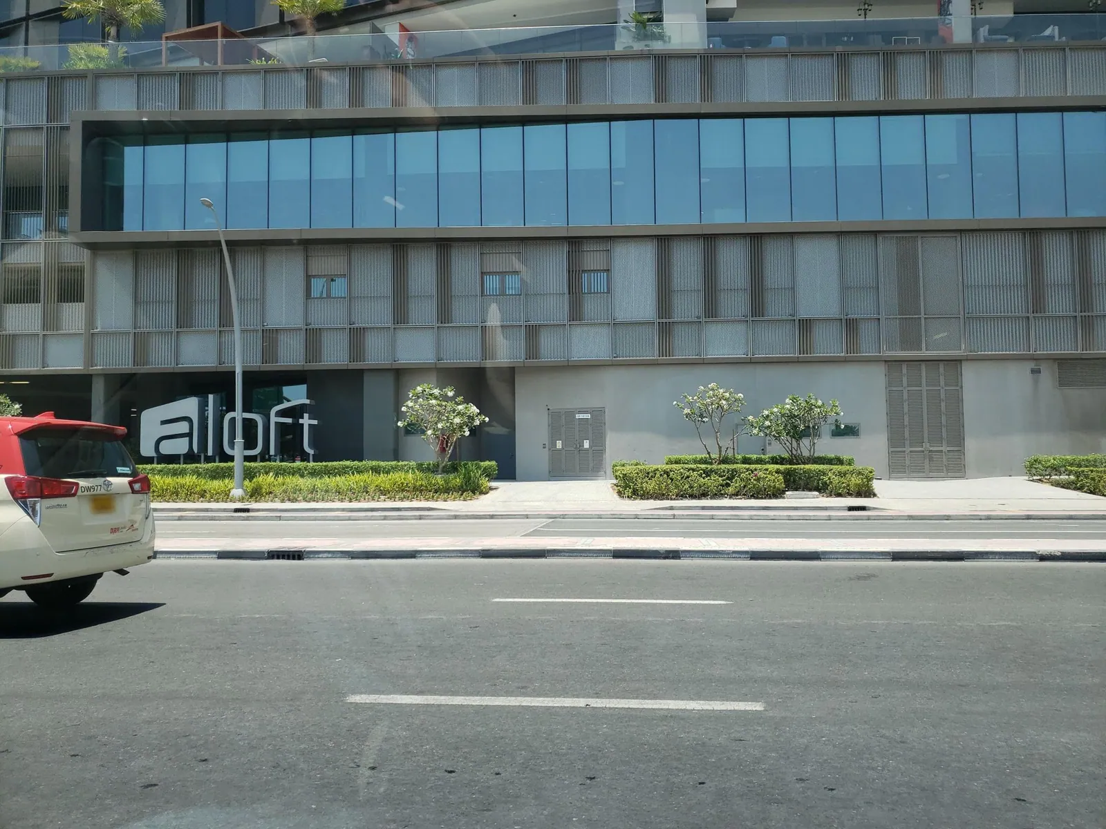 Vue depuis la rue, en direction de Aloft Dubai Creek Hotel (photo Mapillary)