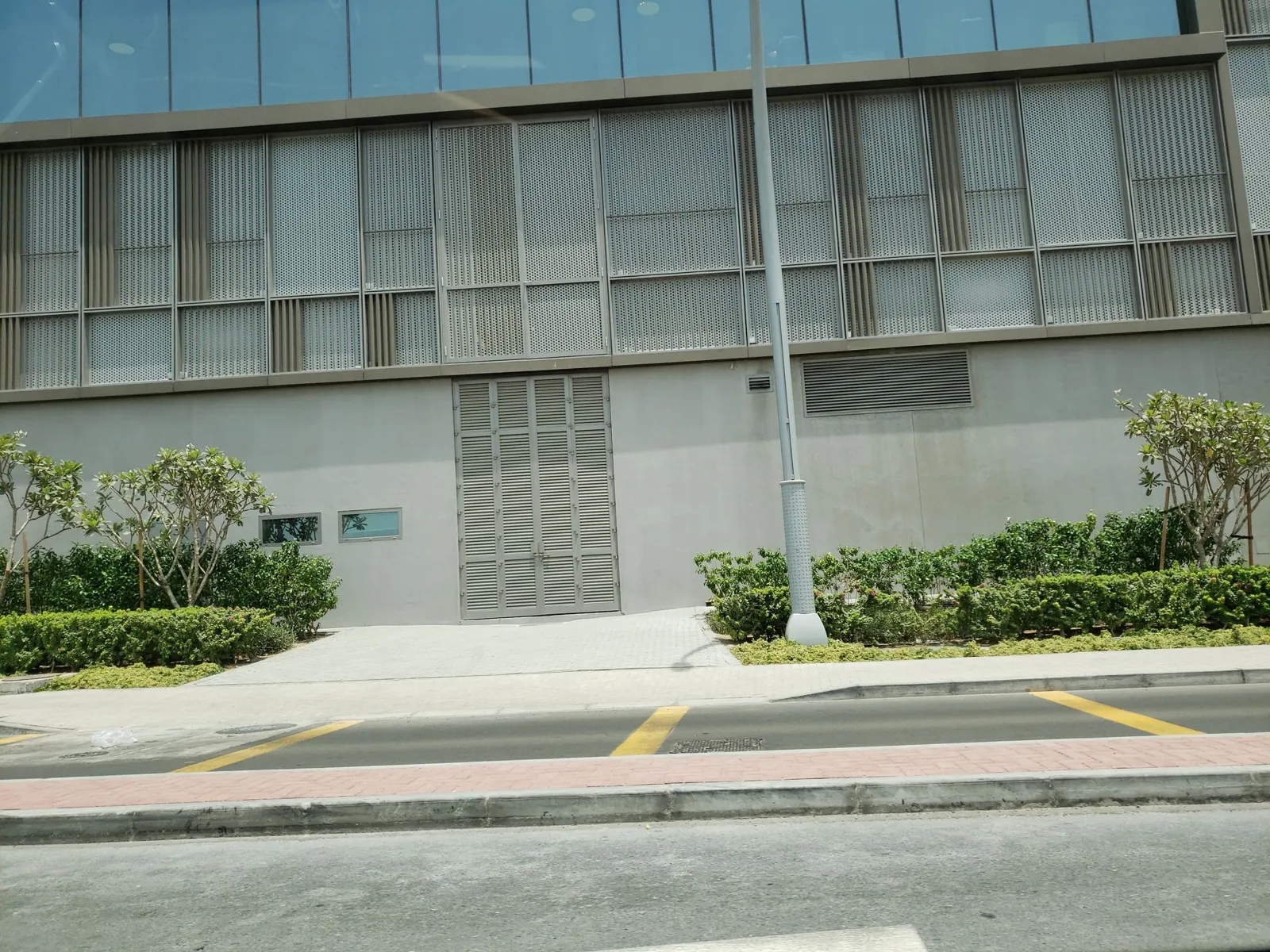 Vue depuis la rue, en direction de Aloft Dubai Creek Hotel (photo Mapillary)