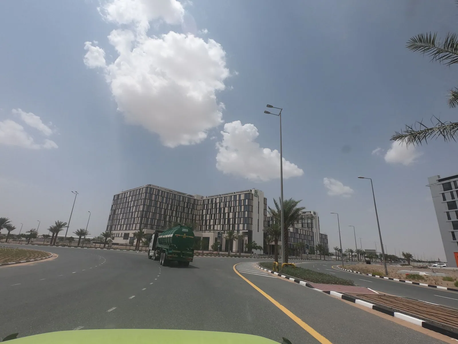 Vue depuis la rue, en direction de Aloft Dubai South (photo Mapillary)