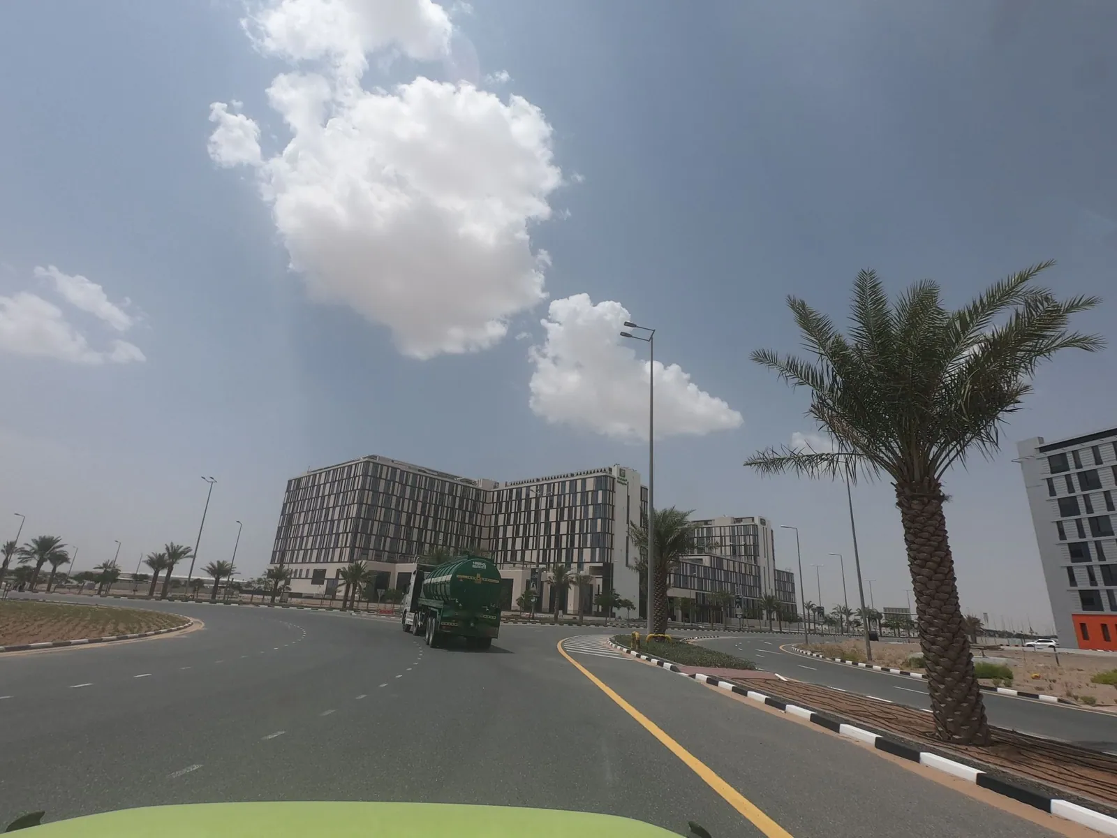 Vue depuis la rue, en direction de Aloft Dubai South (photo Mapillary)