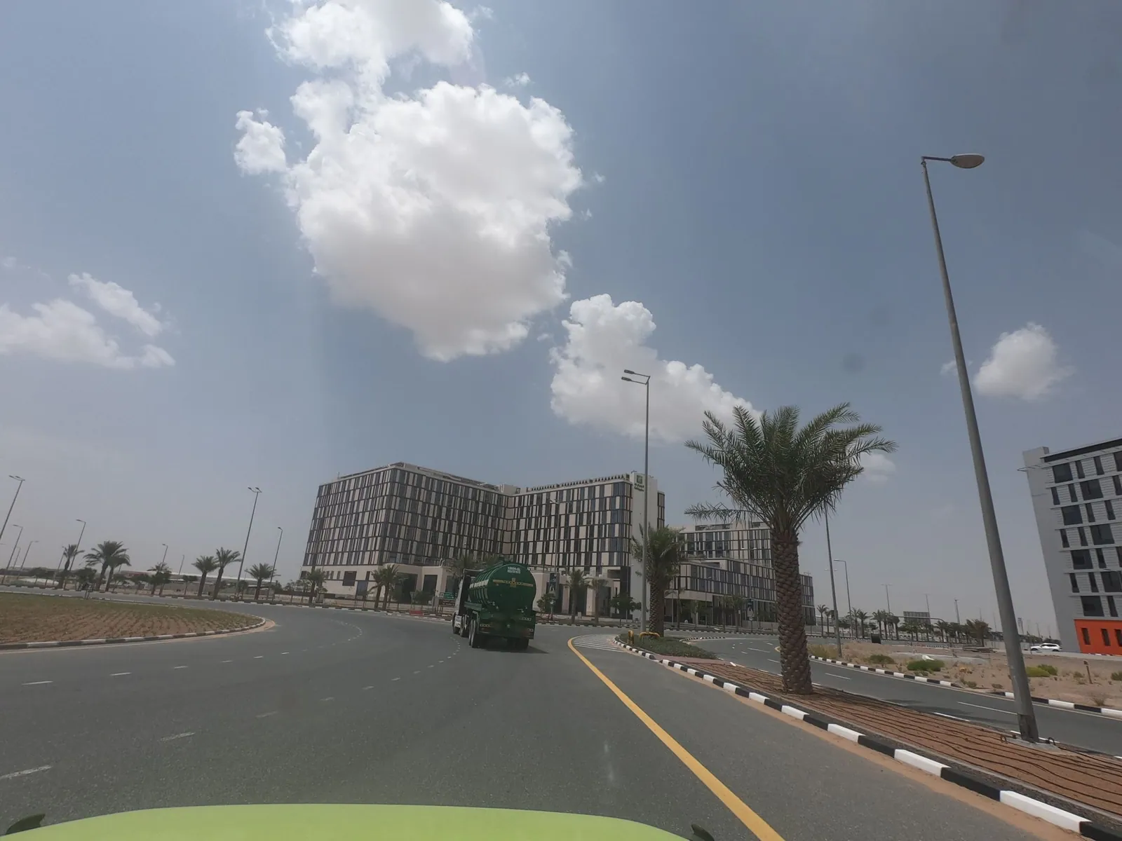 Vue depuis la rue, en direction de Aloft Dubai South (photo Mapillary)