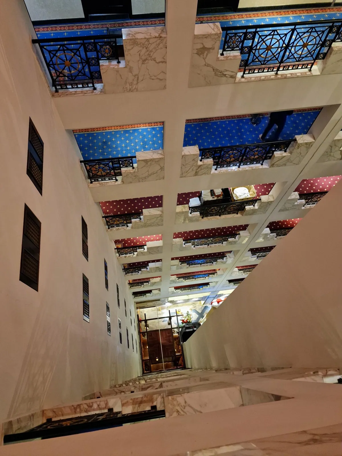 Vue depuis la rue, en direction de Arabian Courtyard Hotel & Spa (photo Mapillary)