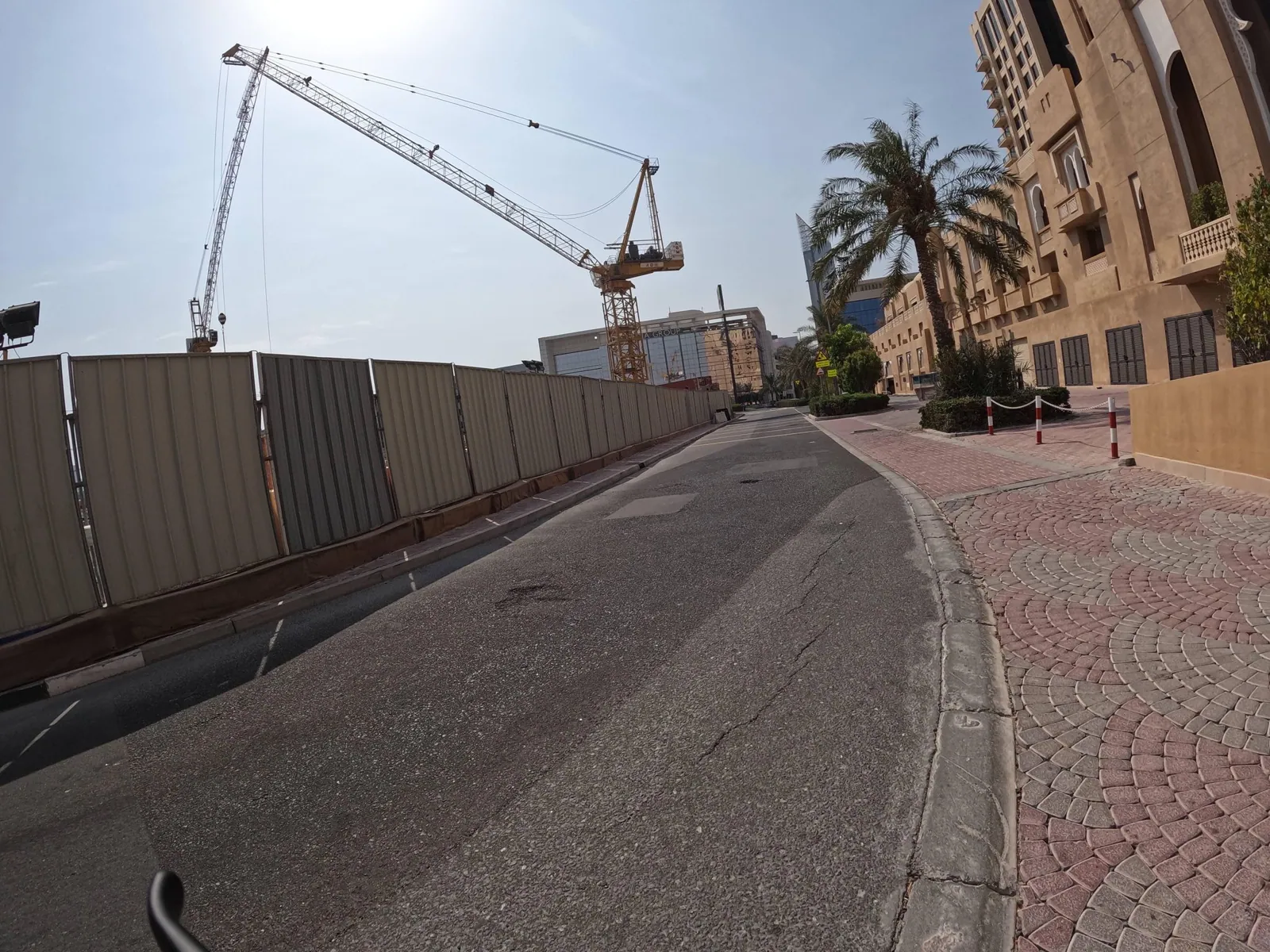 Vue depuis la rue, en direction de Arjaan By Rotana Hotel Apartments (photo Mapillary)