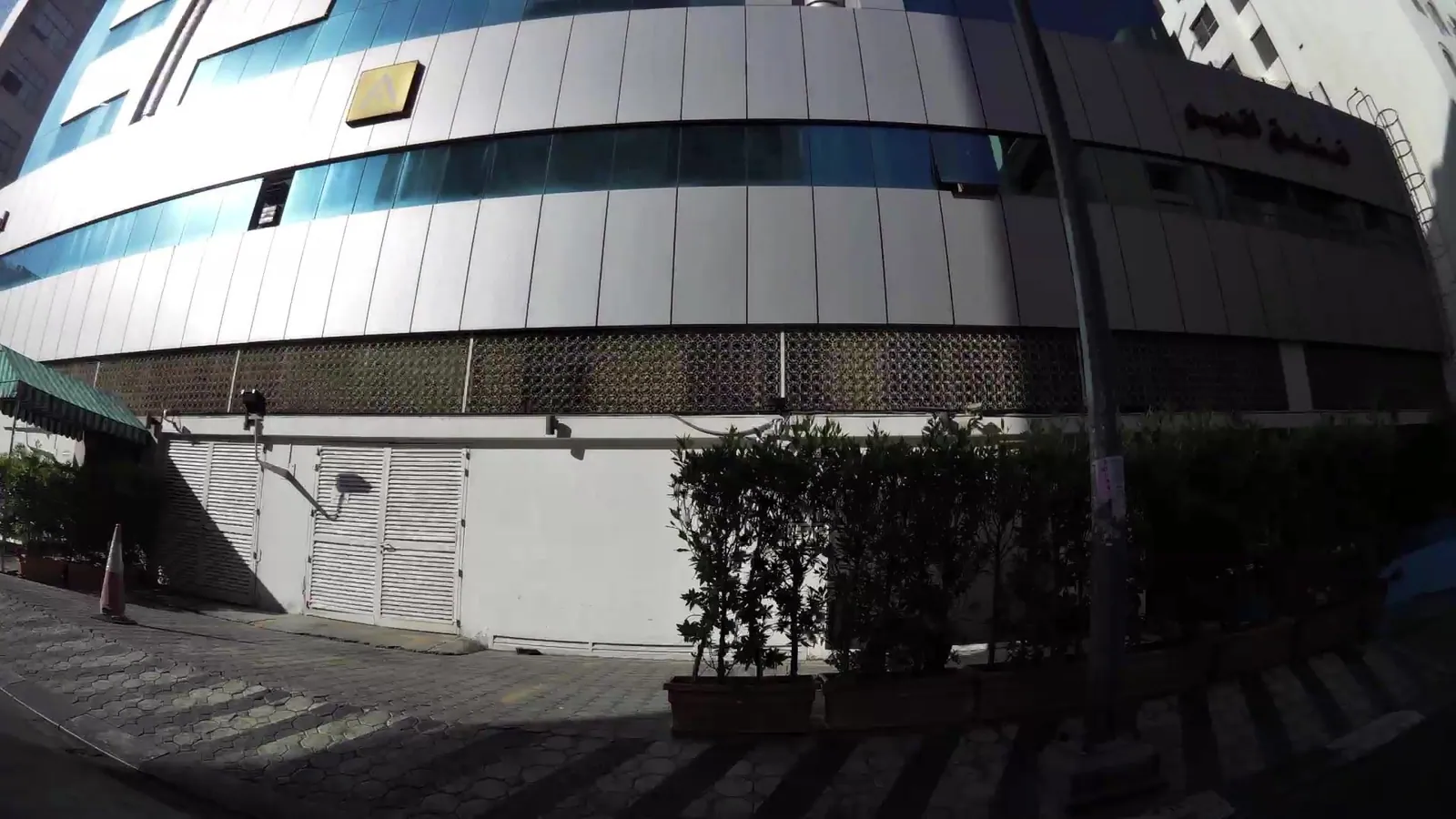 Vue depuis la rue, en direction de Avenue Hotel (photo Mapillary)