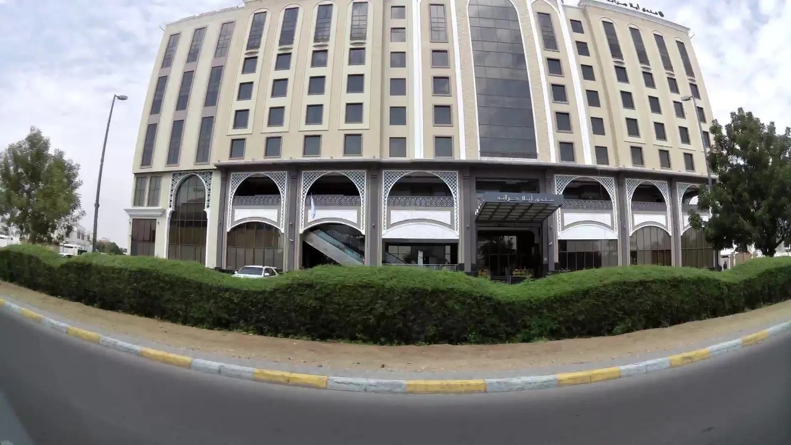 Vue depuis la rue, en direction de Ayla Grand Hotel (photo Mapillary)