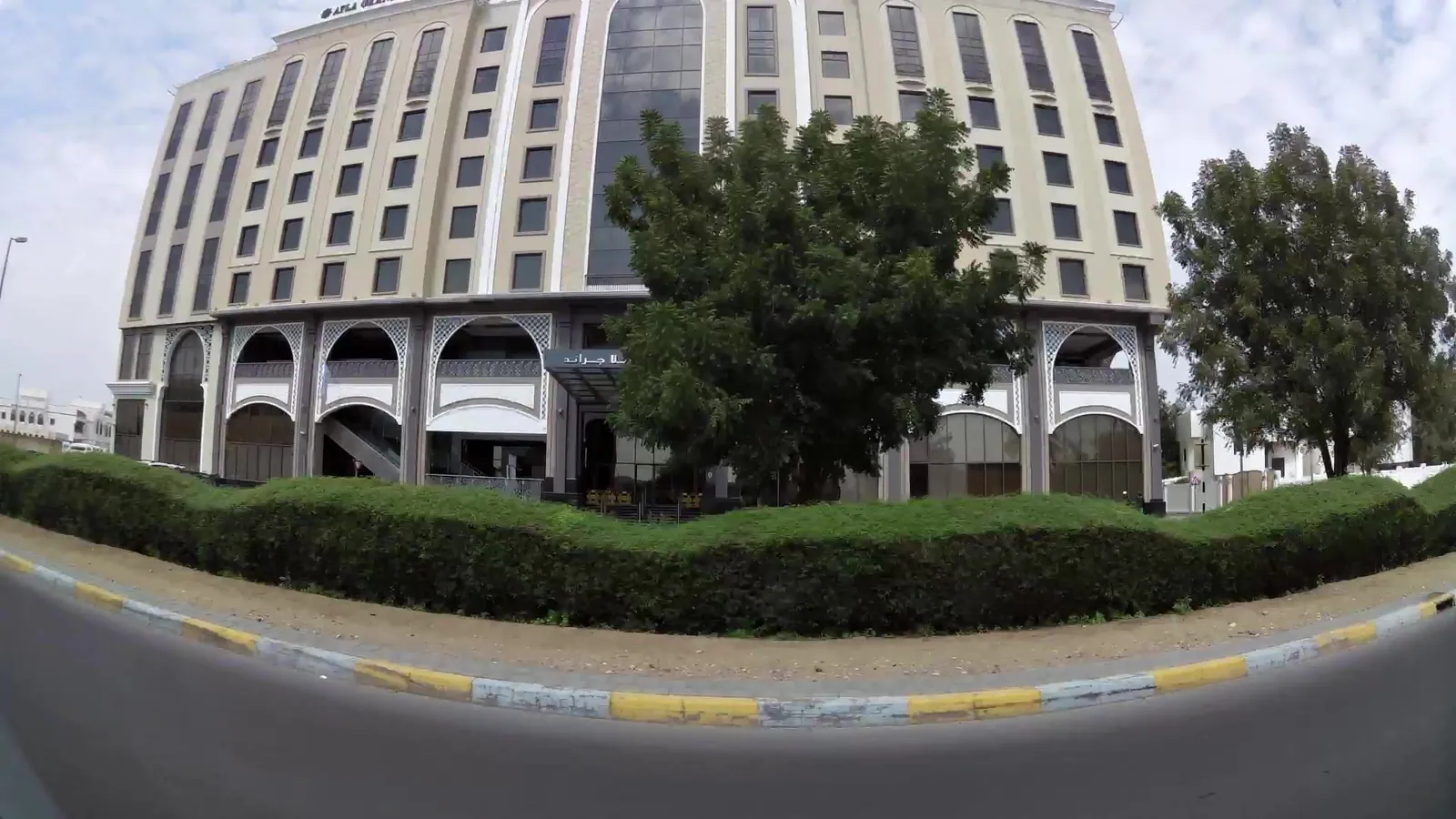 Vue depuis la rue, en direction de Ayla Grand Hotel (photo Mapillary)