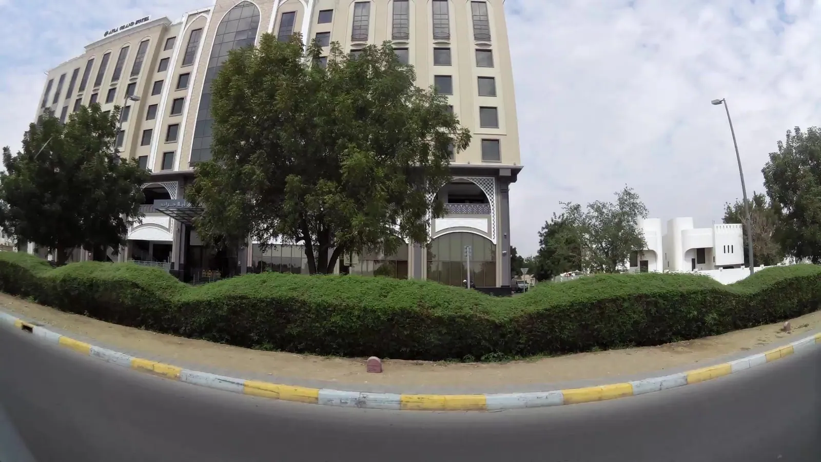 Vue depuis la rue, en direction de Ayla Grand Hotel (photo Mapillary)