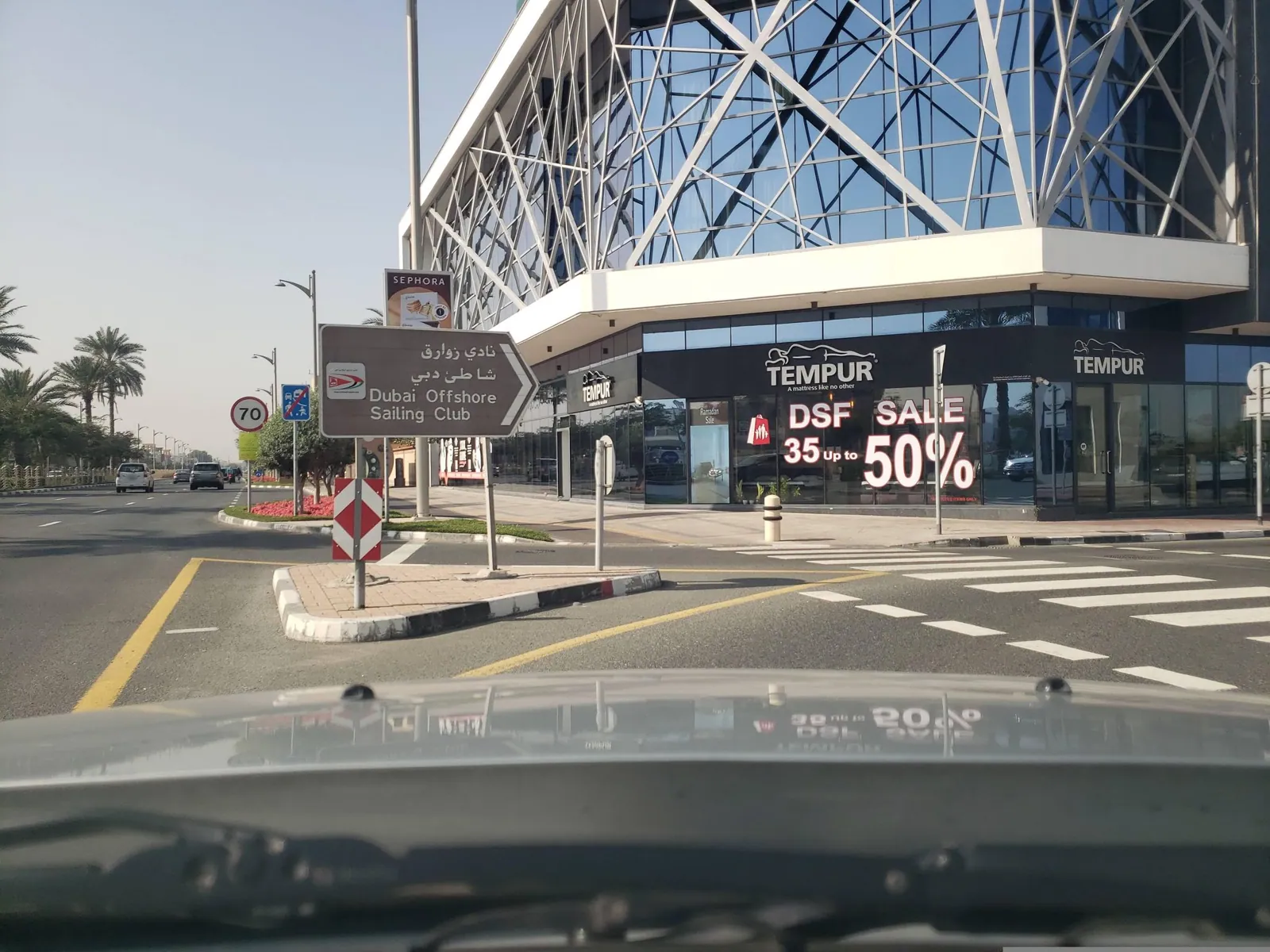 Vue depuis la rue, en direction de Beach Walk Hotel (photo Mapillary)