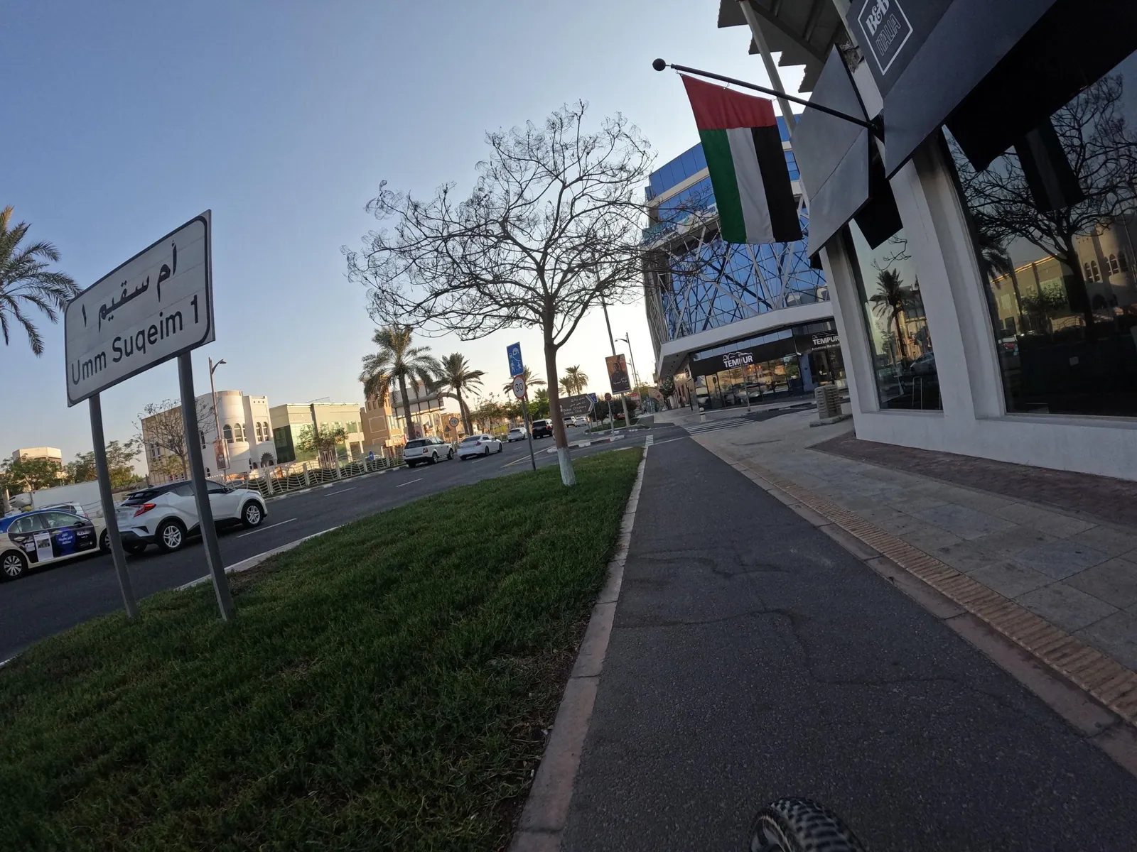 Vue depuis la rue, en direction de Beach Walk Hotel (photo Mapillary)