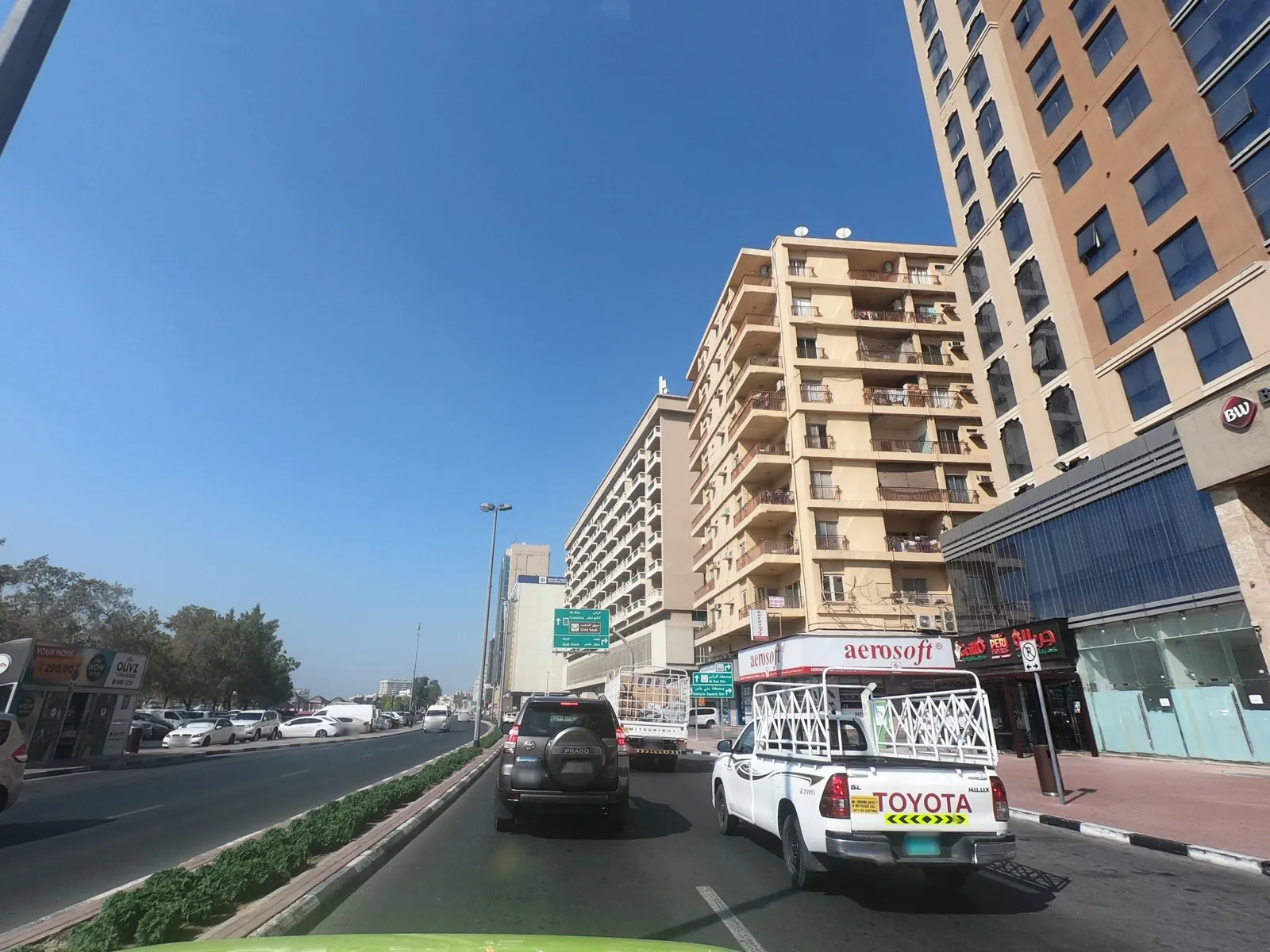 Vue depuis la rue, en direction de Best Western Plus Pearl Creek (photo Mapillary)