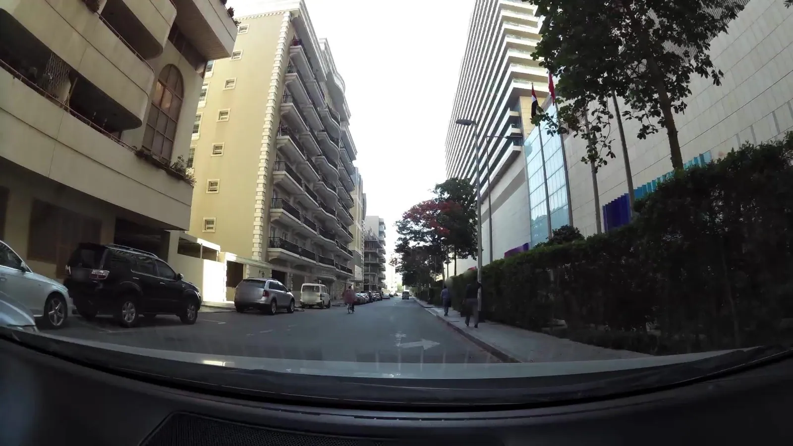 Vue depuis la rue, en direction de BurJuman Arjaan by Rotana Dubai (photo Mapillary)