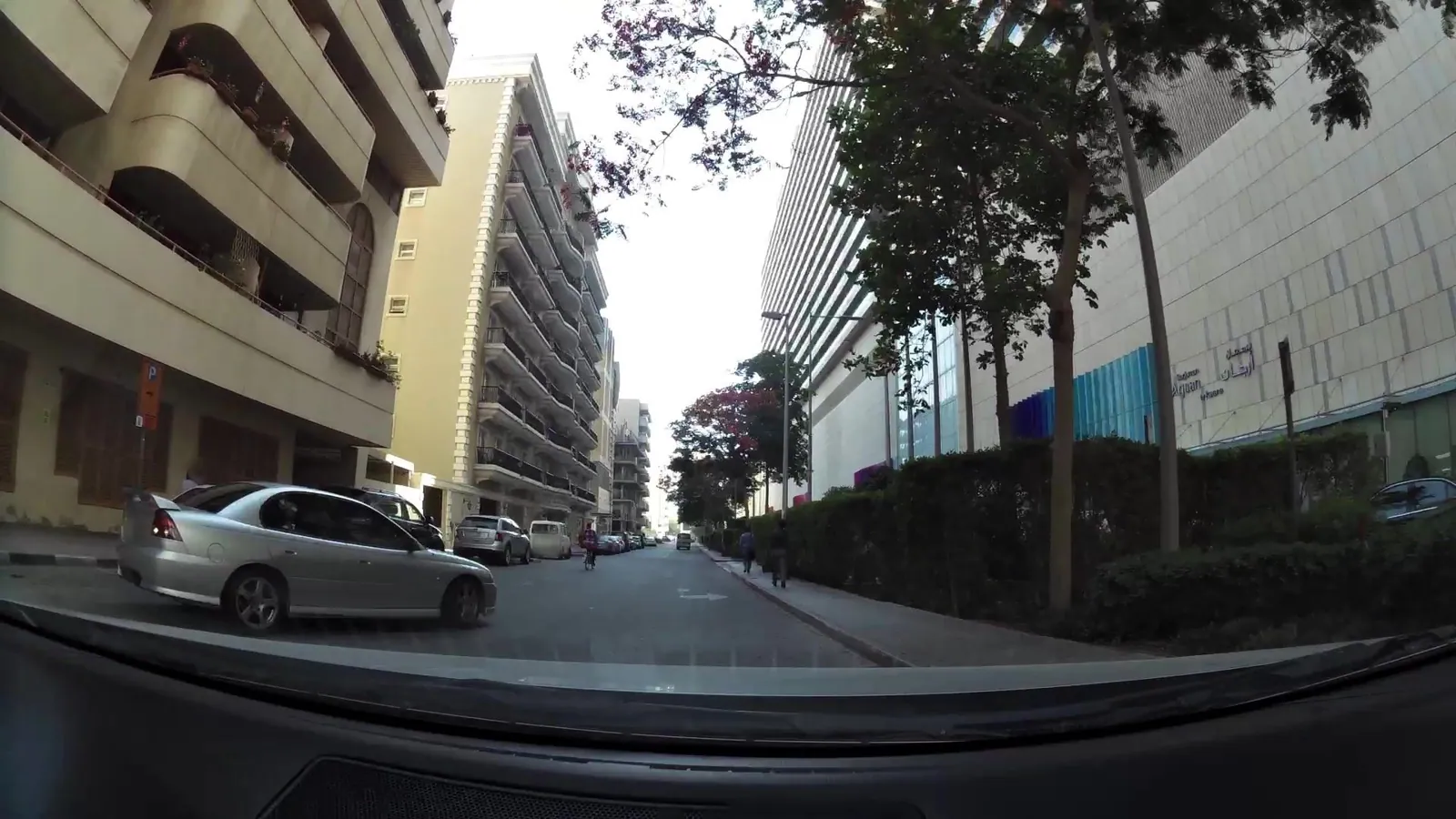 Vue depuis la rue, en direction de BurJuman Arjaan by Rotana Dubai (photo Mapillary)