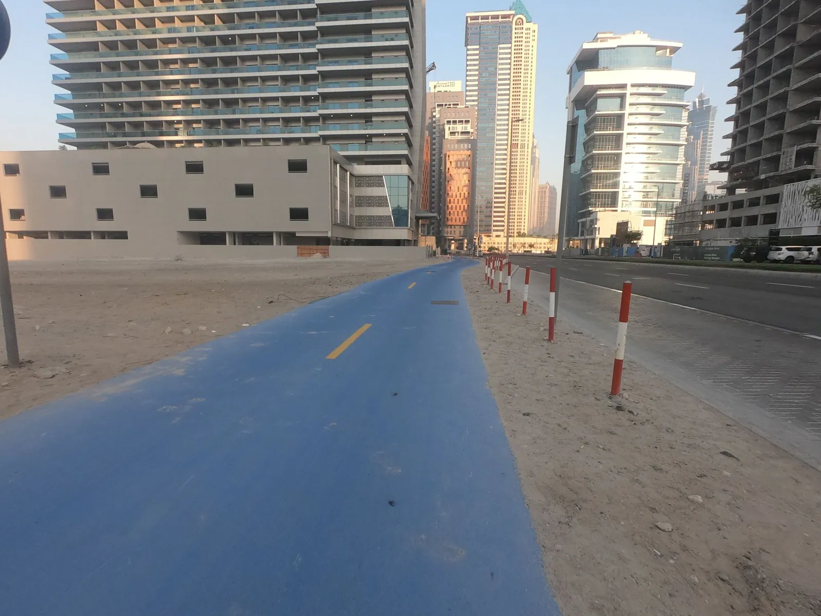 Vue depuis la rue, en direction de Canal Central Hotel (photo Mapillary)