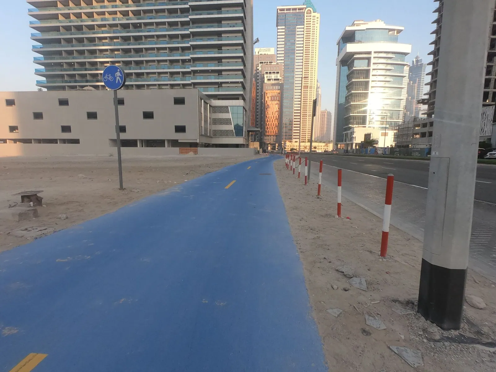 Vue depuis la rue, en direction de Canal Central Hotel (photo Mapillary)