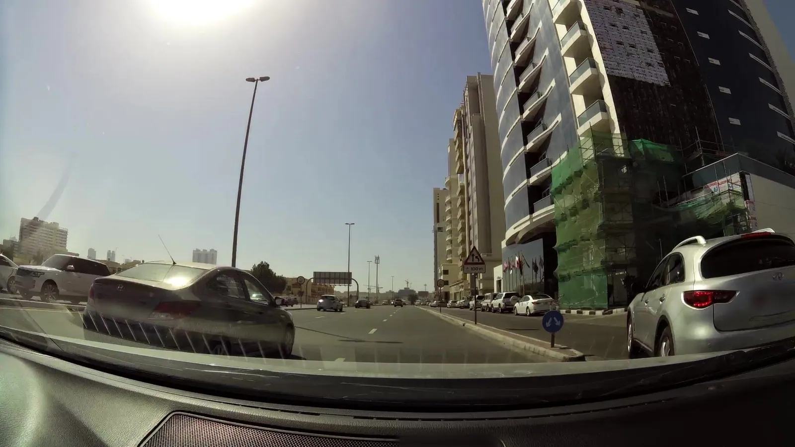 Vue depuis la rue, en direction de Carlton Al Barsha (photo Mapillary)