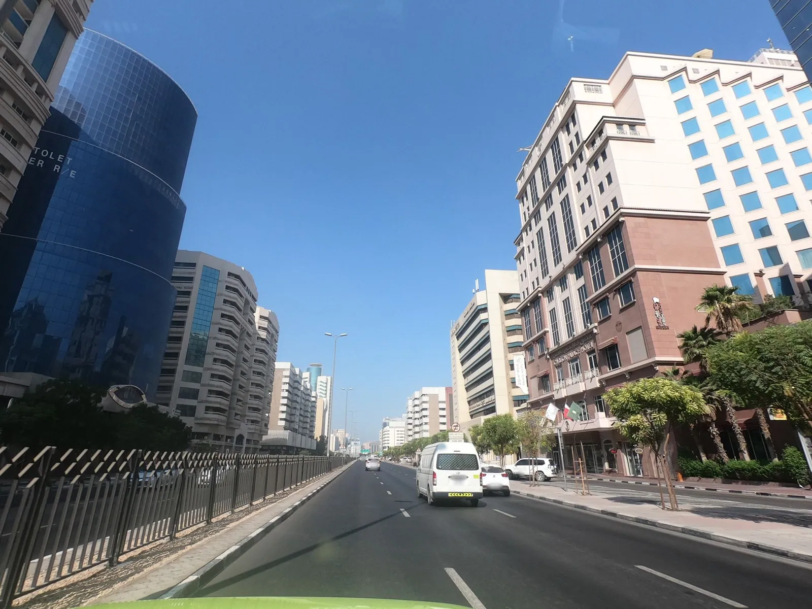 Vue depuis la rue, en direction de Carlton Palace Hotel (photo Mapillary)
