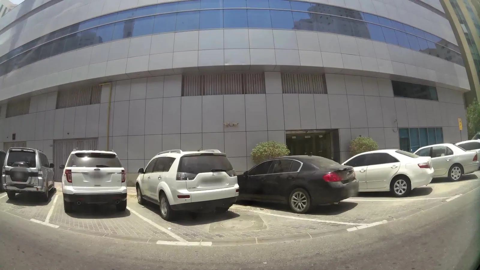Vue depuis la rue, en direction de Corniche Hotel Sharjah (photo Mapillary)