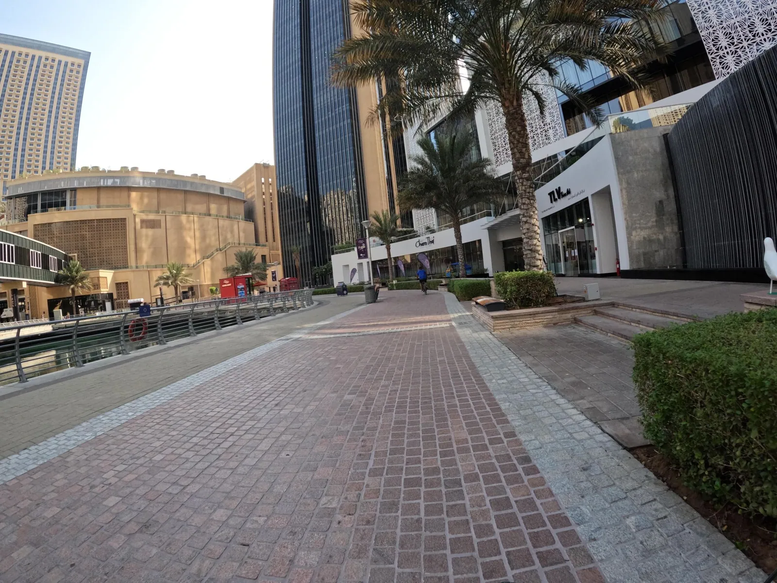 Vue depuis la rue, en direction de Crowne Plaza Dubai Marina (photo Mapillary)