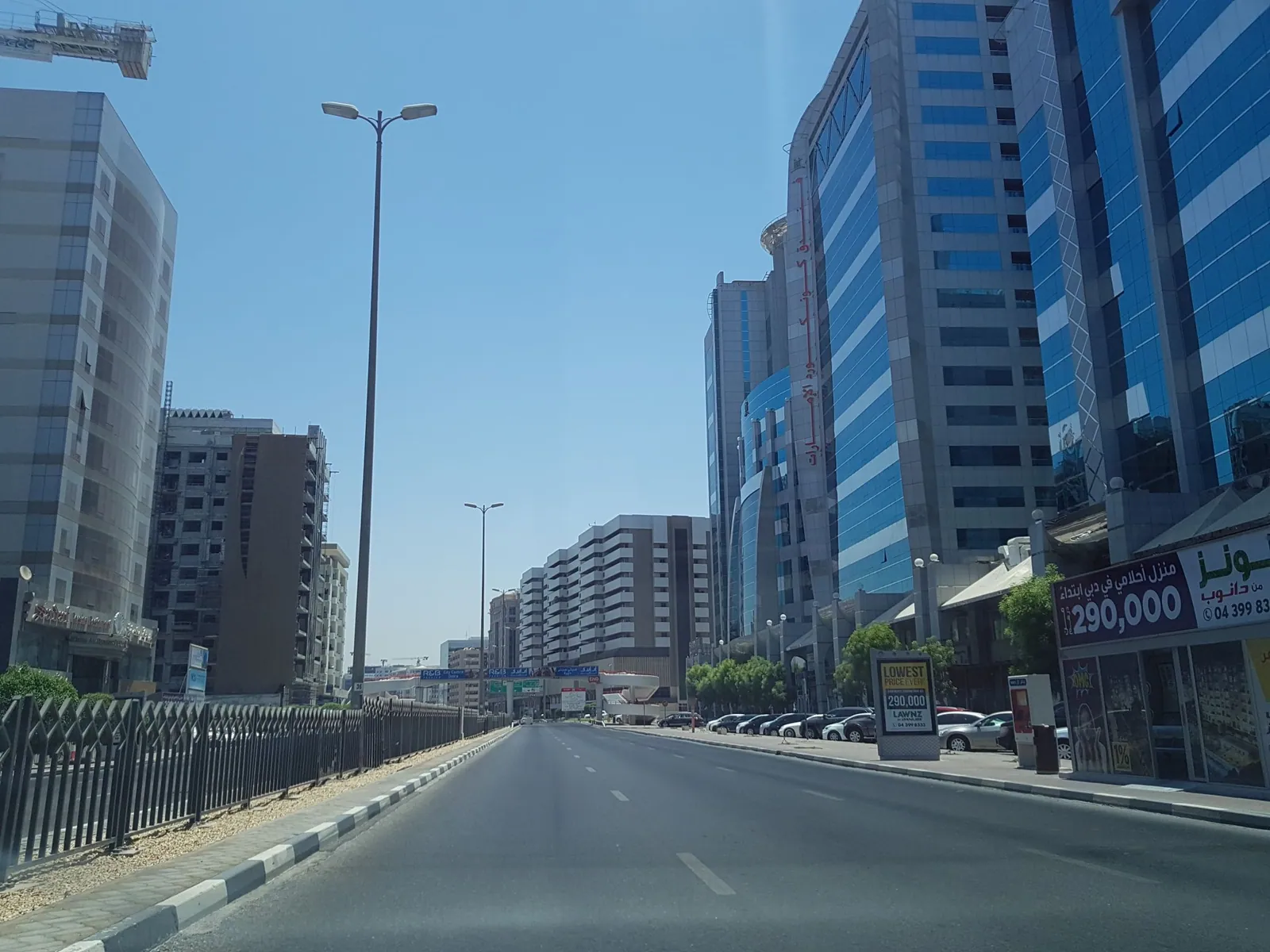 Vue depuis la rue, en direction de Deira Suites (photo Mapillary)