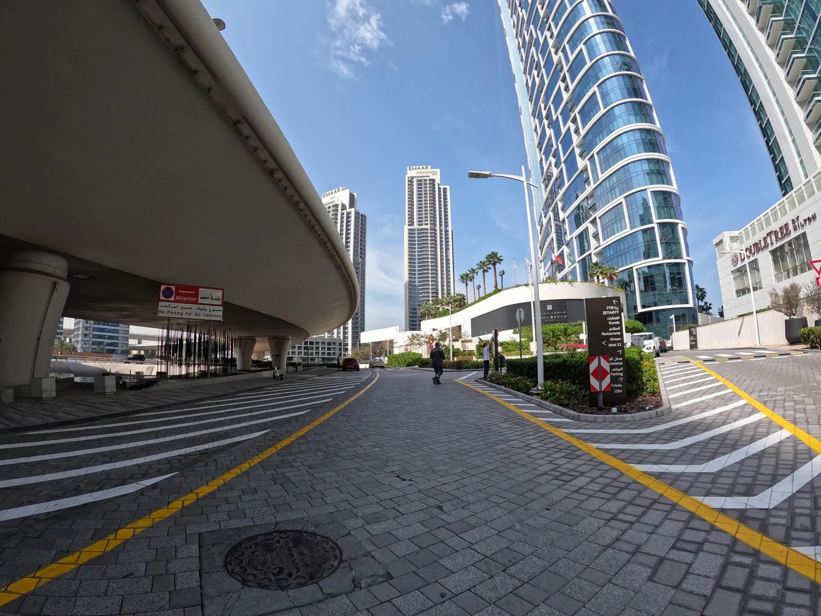 Vue depuis la rue, en direction de DoubleTree by Hilton Dubai - Jumeirah Beach (photo Mapillary)
