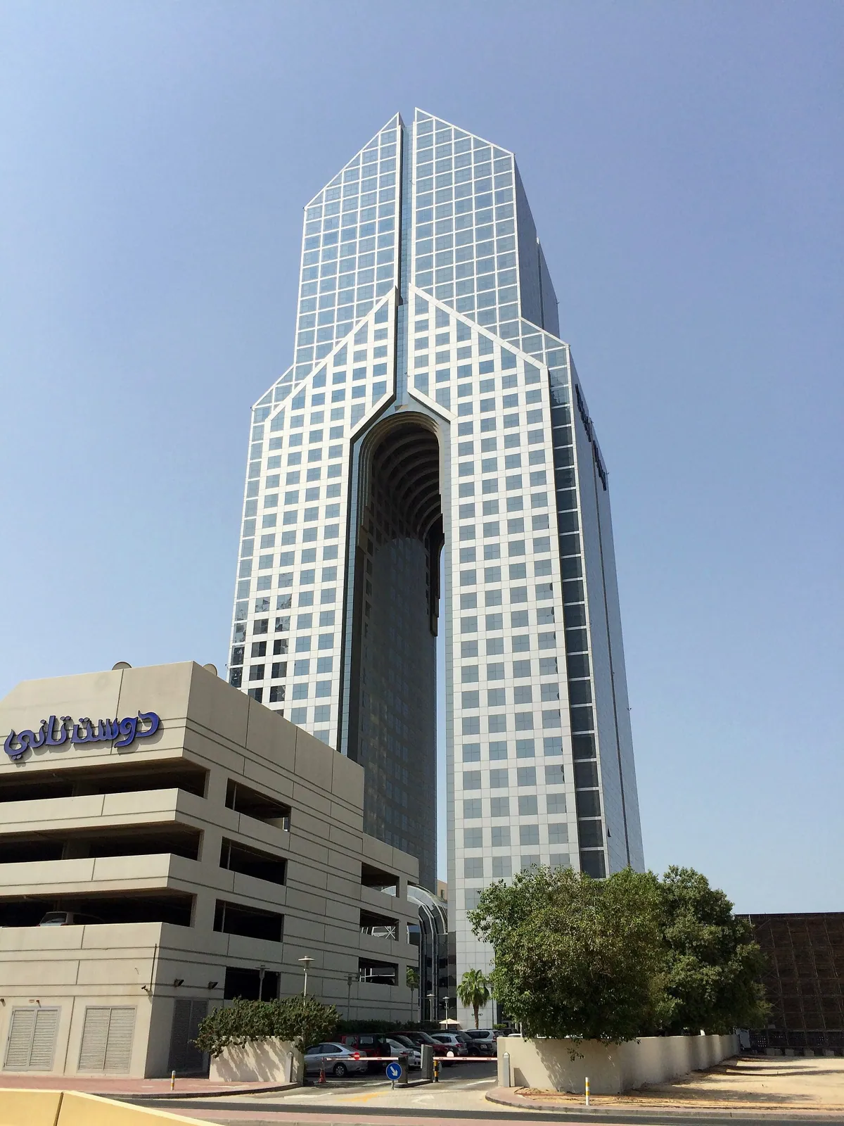 Dusit Thani Dubai (photo Wikimedia Commons)