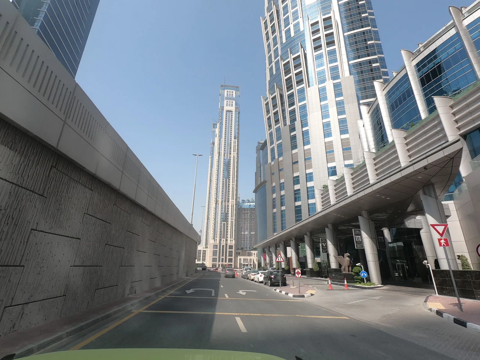 Vue depuis la rue, en direction de JW Marriott Marquis Dubai (photo Mapillary)