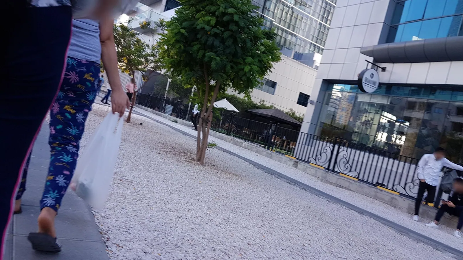 Vue depuis la rue, en direction de First Central Hotel Suites (photo Mapillary)
